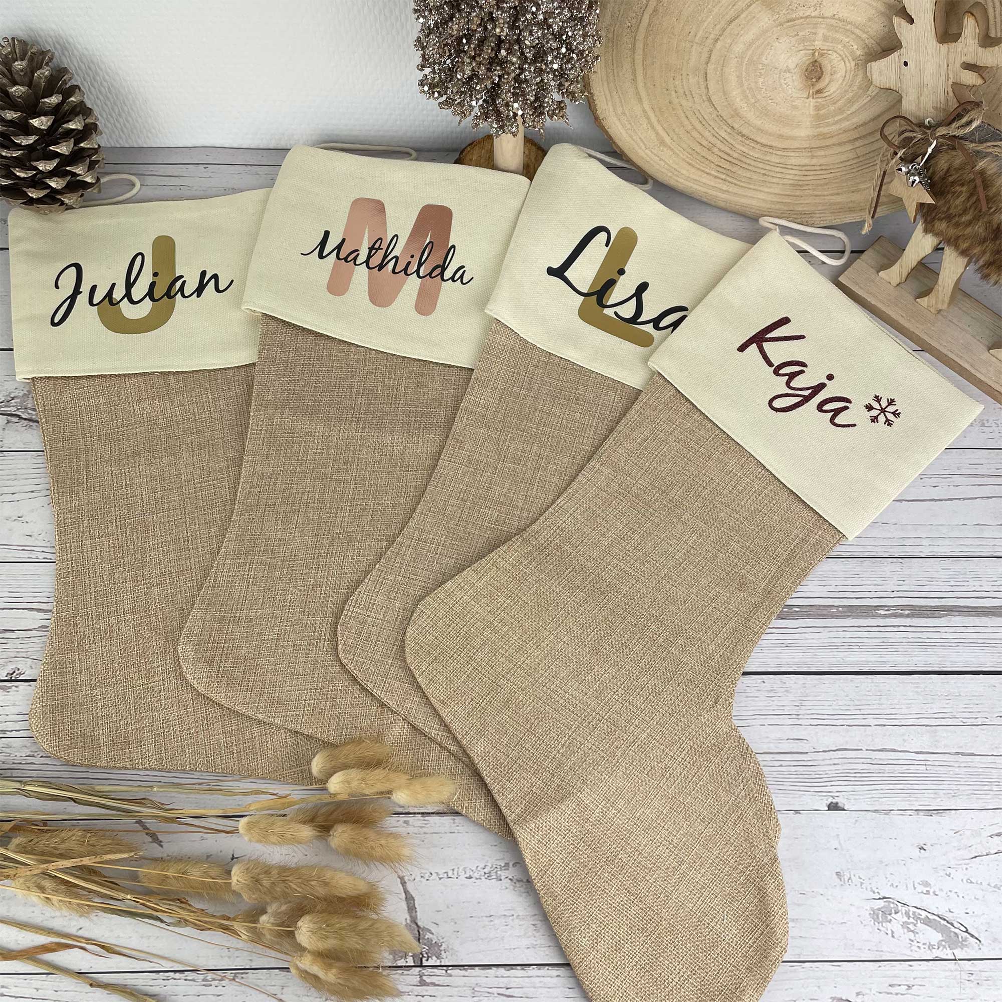 Drei personalisierte Nikolausstiefel mit Namen Julian, Mathilda und Lisa, Weihnachtsstrümpfe aus Jute mit Dekoration