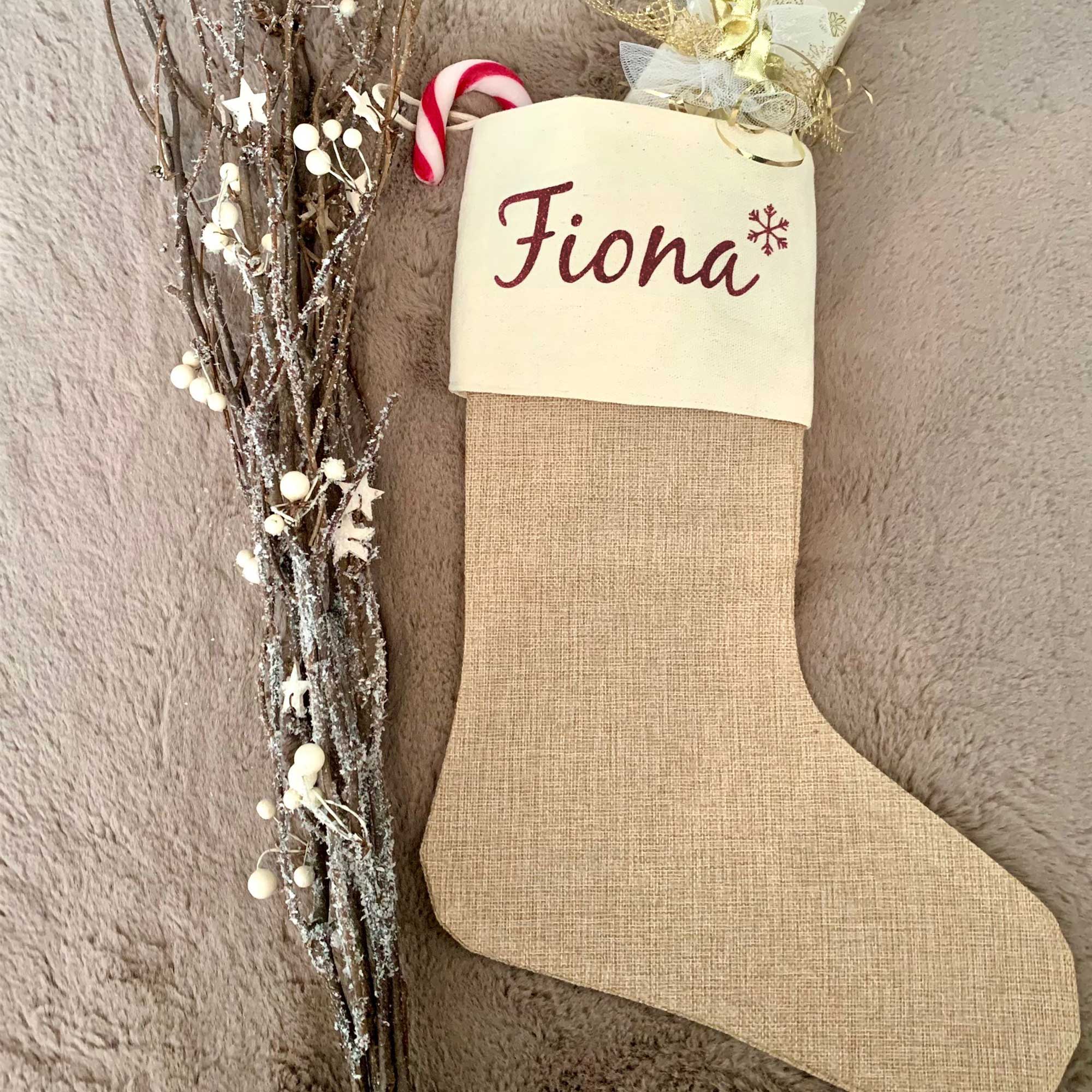 Nikolausstiefel mit Name Fiona und Schneeflocke, personalisiert, Weihnachtsdeko mit Zweigen und Süßigkeiten