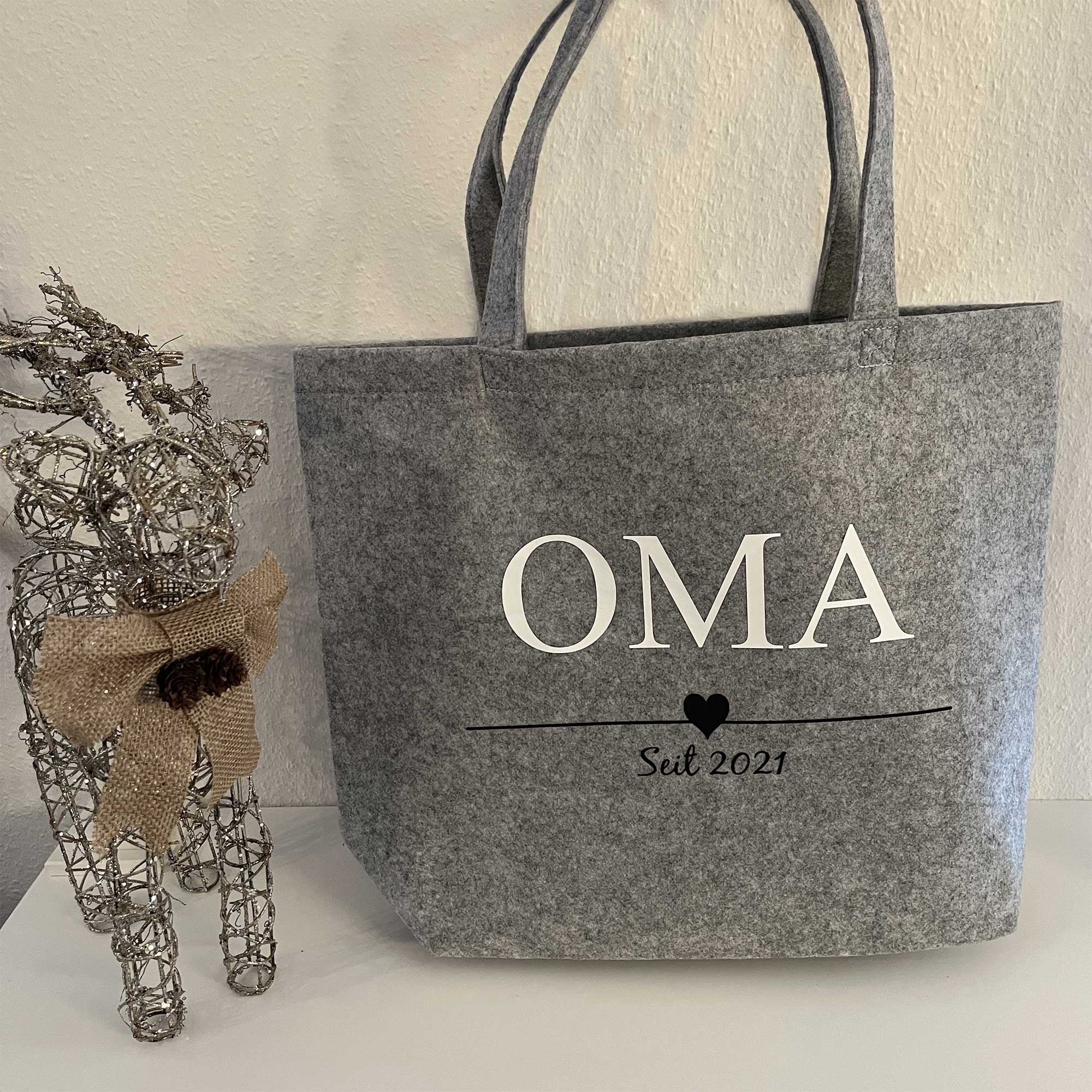 Große graue Filztasche mit OMA-Aufdruck und Jahreszahl – personalisiertes Geschenk für Oma.

