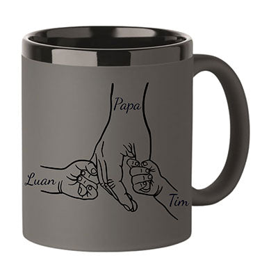 Personalisierte Papa Tasse mit Gravur und Kindernamen auf einem Holztisch, Dampf steigt auf, Geschenkidee für Papa oder Opa.