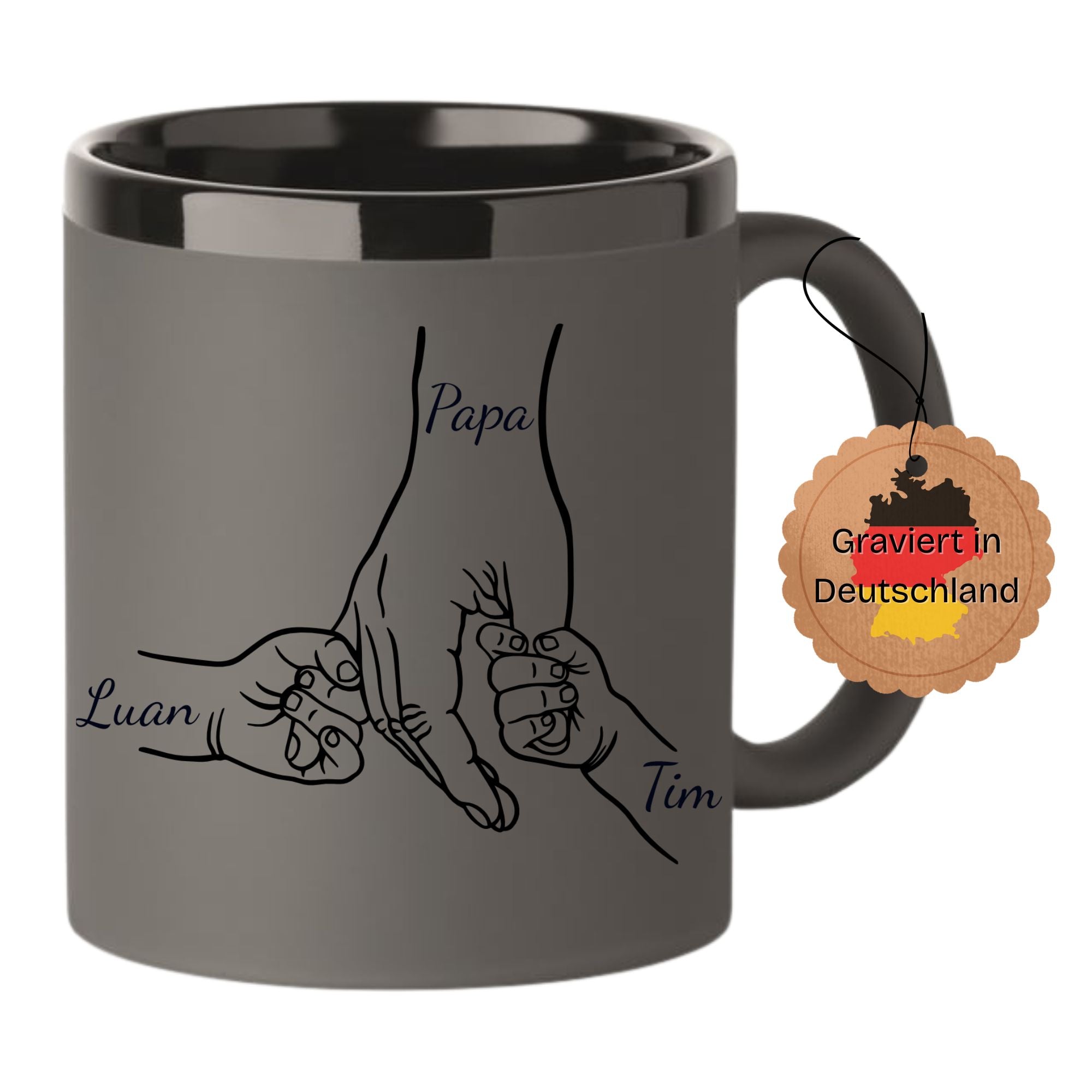 Personalisierte Papa Tasse mit Gravur und Kindernamen auf einem Holztisch, Dampf steigt auf, Geschenkidee für Papa oder Opa.