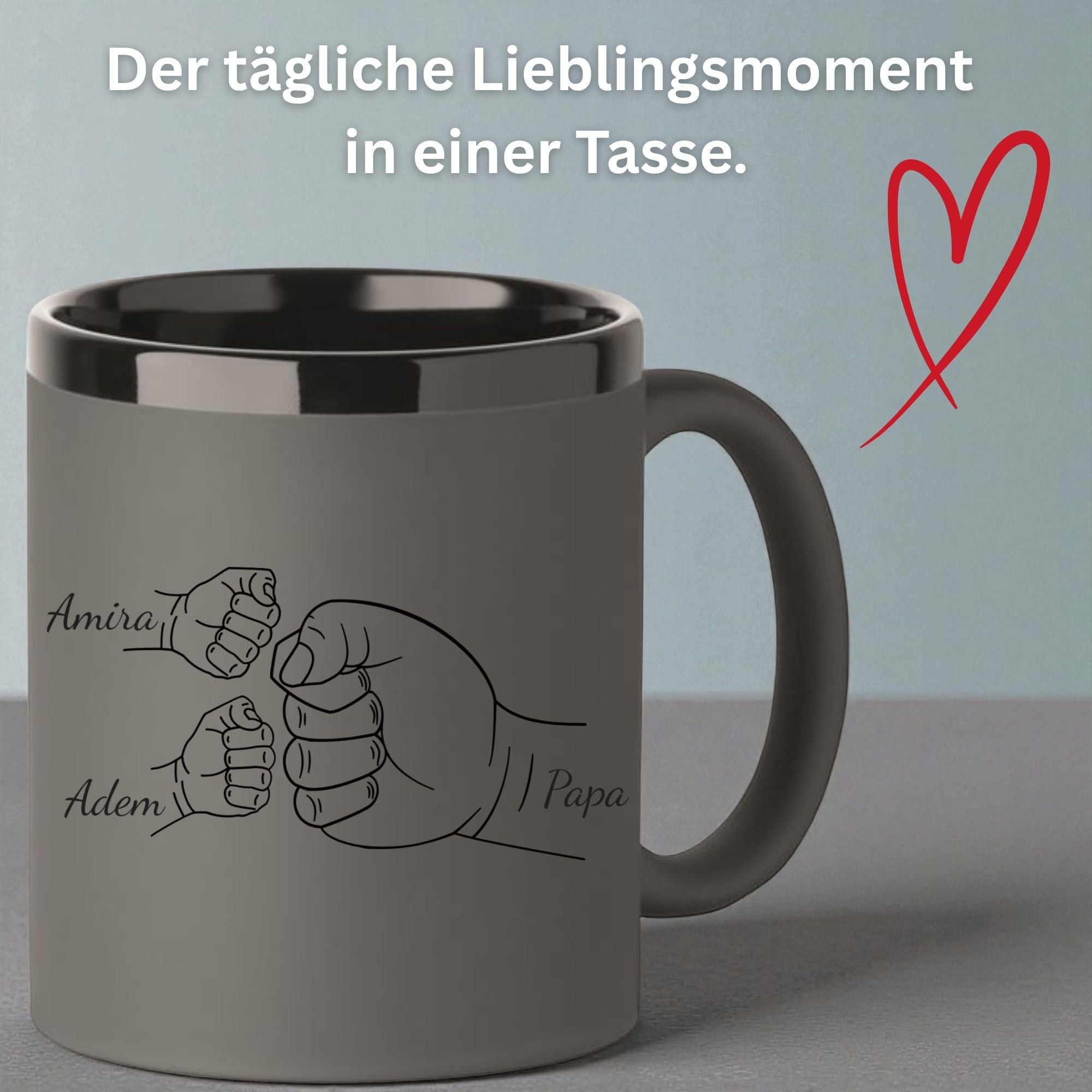 Graue Papa Tasse mit Kinderfaust-Gravur und Schriftzug „Der taegliche Lieblingsmoment in einer Tasse“ – ideales personalisiertes Geschenk fuer Papa.