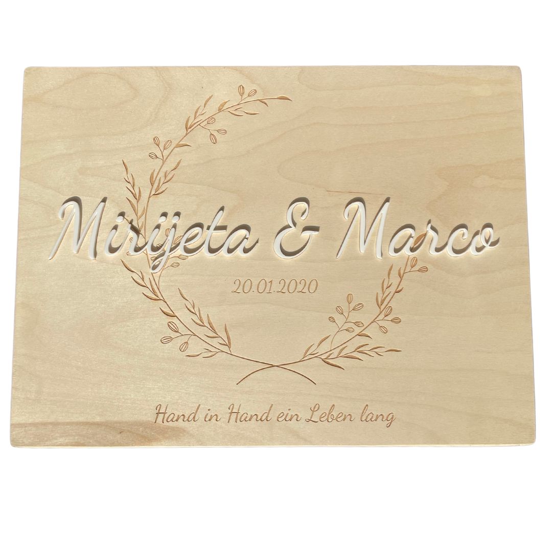 Personalisierte Holzkiste zur Hochzeit mit 3D-Namen und filigraner Gravur – hochwertiges Geschenk für das Brautpaar.