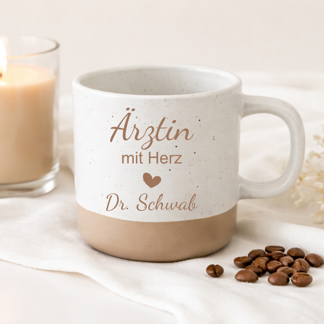 Tasse Arzt mit Herz personalisiert mit Name als Geschenk für Hausarzt oder Arztpraxis. Hochwertige Steingut Tasse als Dankeschön Geschenk für Ärzte und medizinisches Personal.
