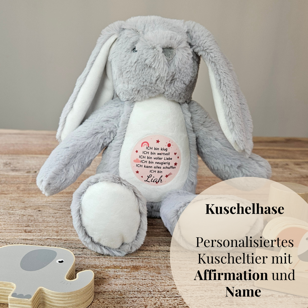 Grauer Hase mit rosa Affirmationsaufdruck und Namen "Liah" – personalisiertes Kuscheltier für Mädchen zur Geburt oder Einschulung.