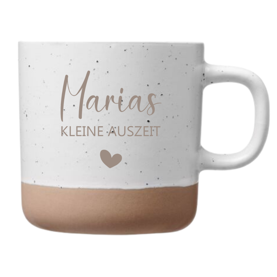 Personalisierte Steingut Tasse „Kleine Auszeit“ in Beige mit Namen als Geschenkidee