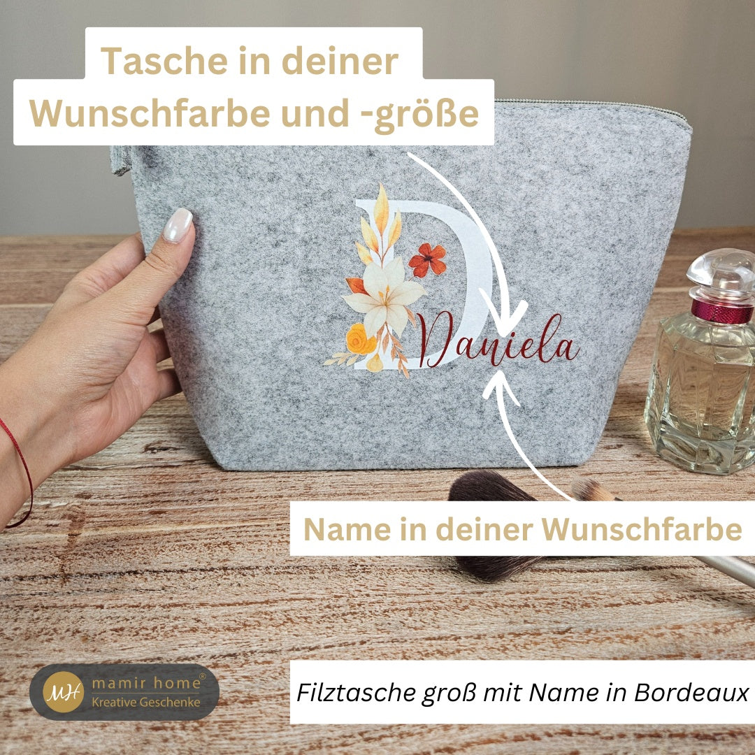 Personalisierte Schminktasche aus Filz in Grau mit Initial D im Blumenmuster und Name Daniela in Bordeaux