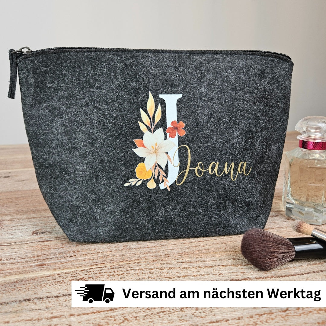 Personalisierte Kosmetiktasche aus Filz in Anthrazit mit Initial J im floralen Design und Name Joana in Gold
