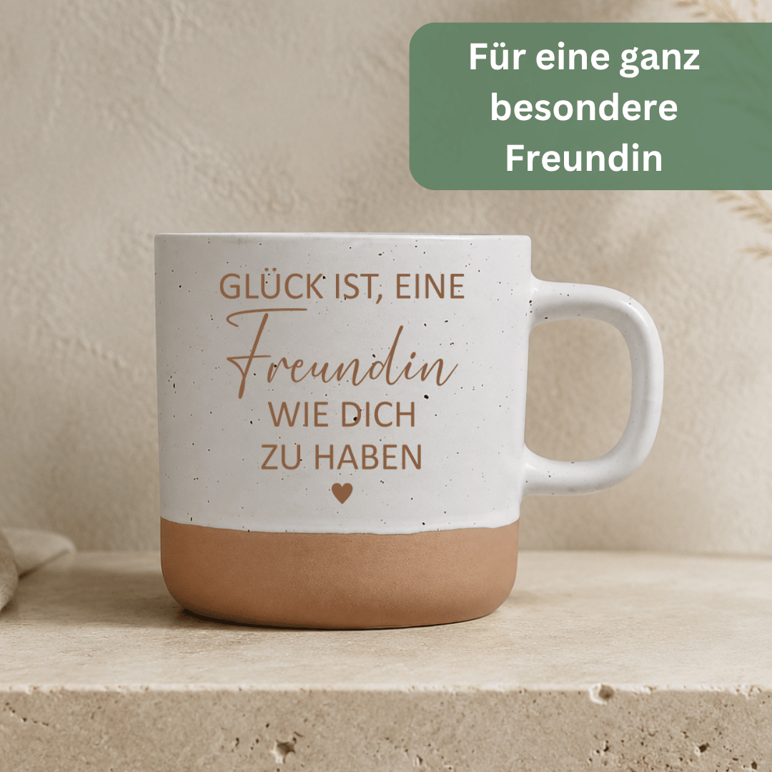 Geschenk für Freundin – Steingut Tasse „Glück ist, eine Freundin wie dich zu haben“