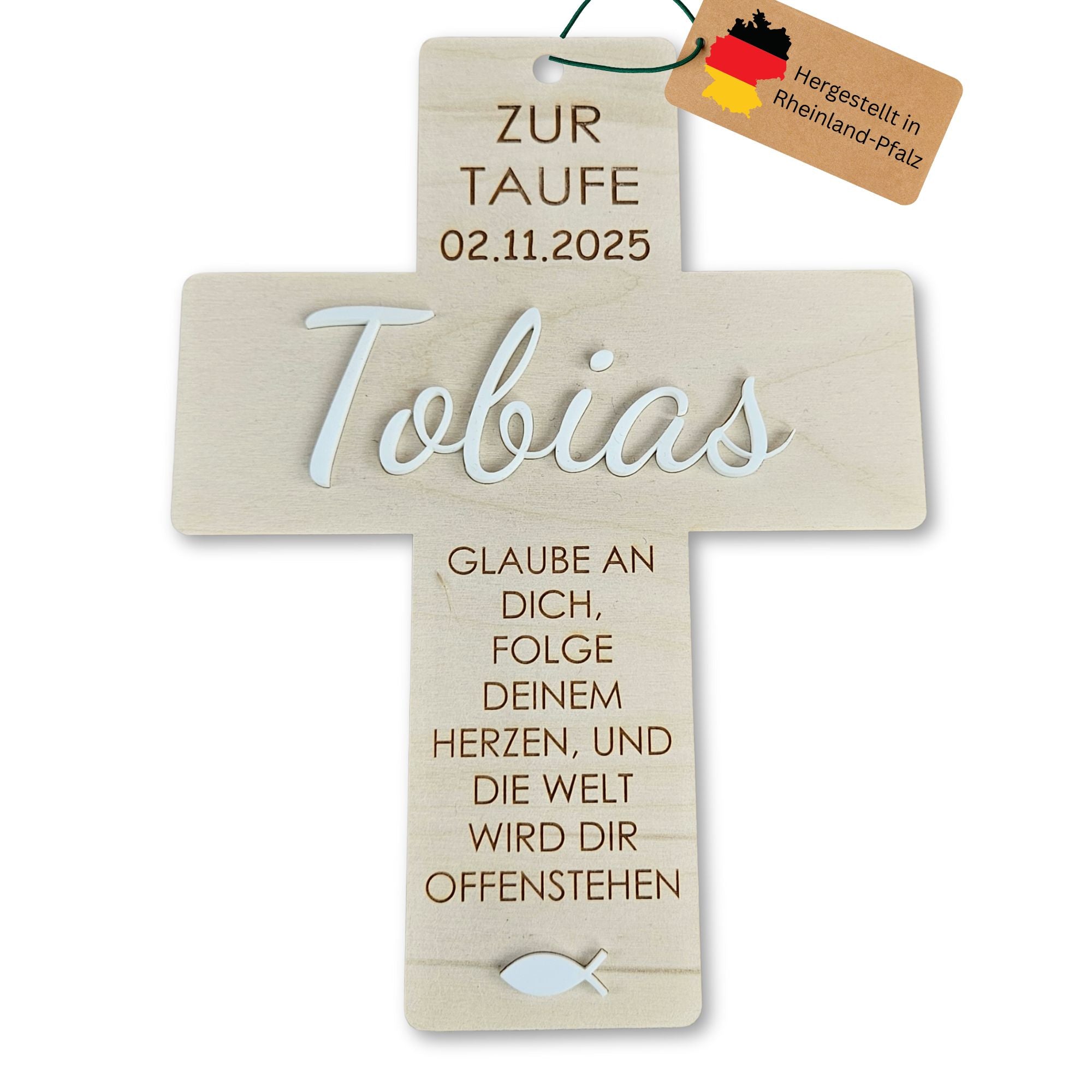 Personalisiertes Taufkreuz aus Birkenholz mit 3D-Name und 3D-Fisch, freigestellt