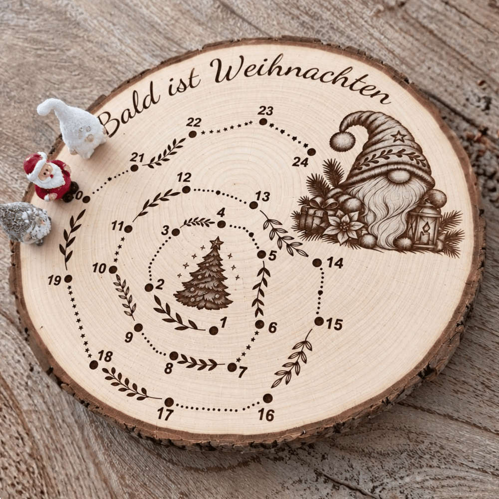 Weihnachts Countdown auf natürlicher Baumscheibe aus Erlenholz mit Wichtelmotiv und 24 nummerierten Stationen