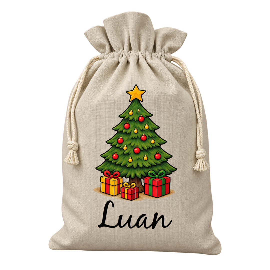 Personalisierter Weihnachtssack mit geschmücktem Weihnachtsbaum, bunten Geschenken und dem Namen Luan auf naturfarbenem Stoffbeutel.