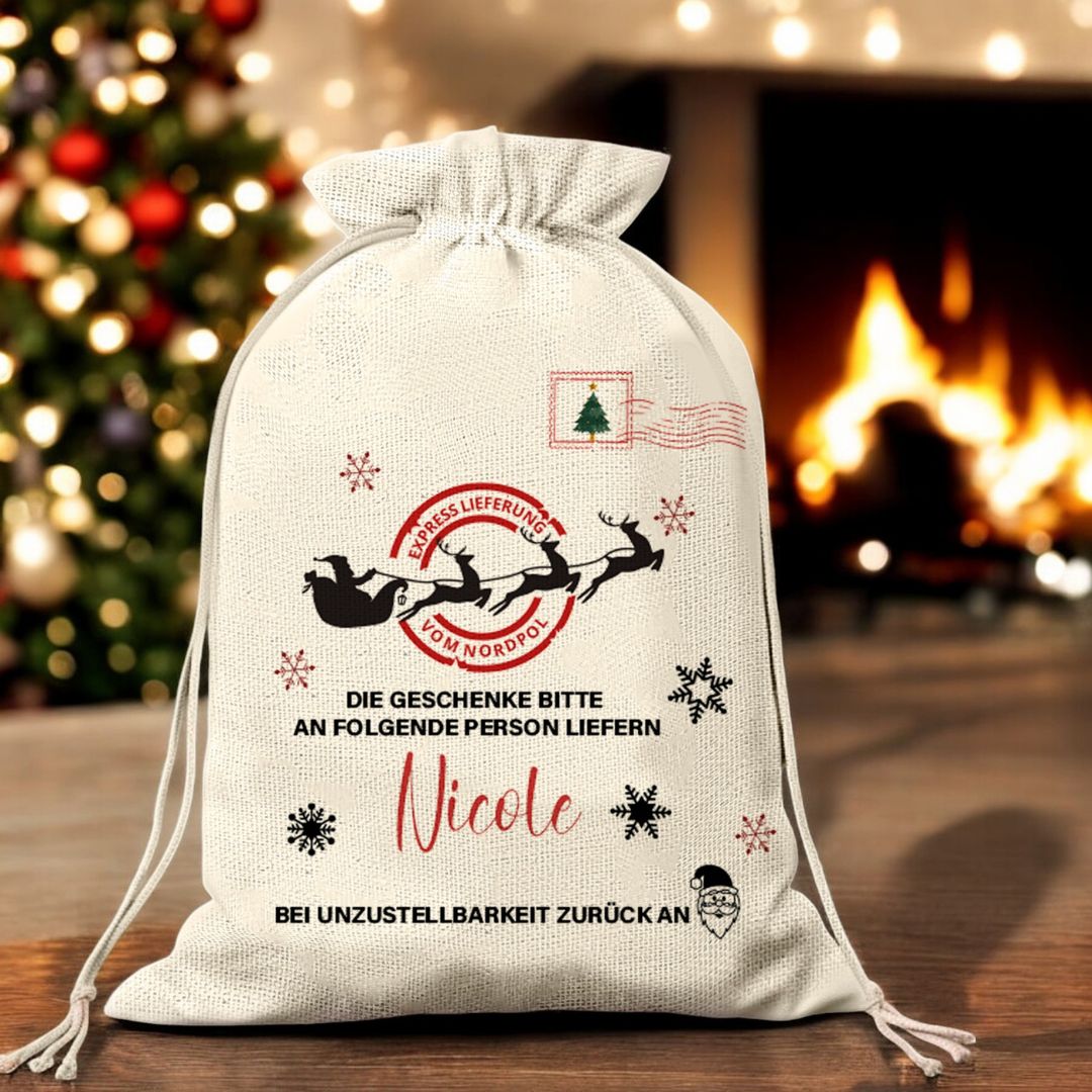 Personalisierter Nikolaussack mit Name Nicole im Postsack-Design – Geschenkbeutel Weihnachten vor Kamin und Baum